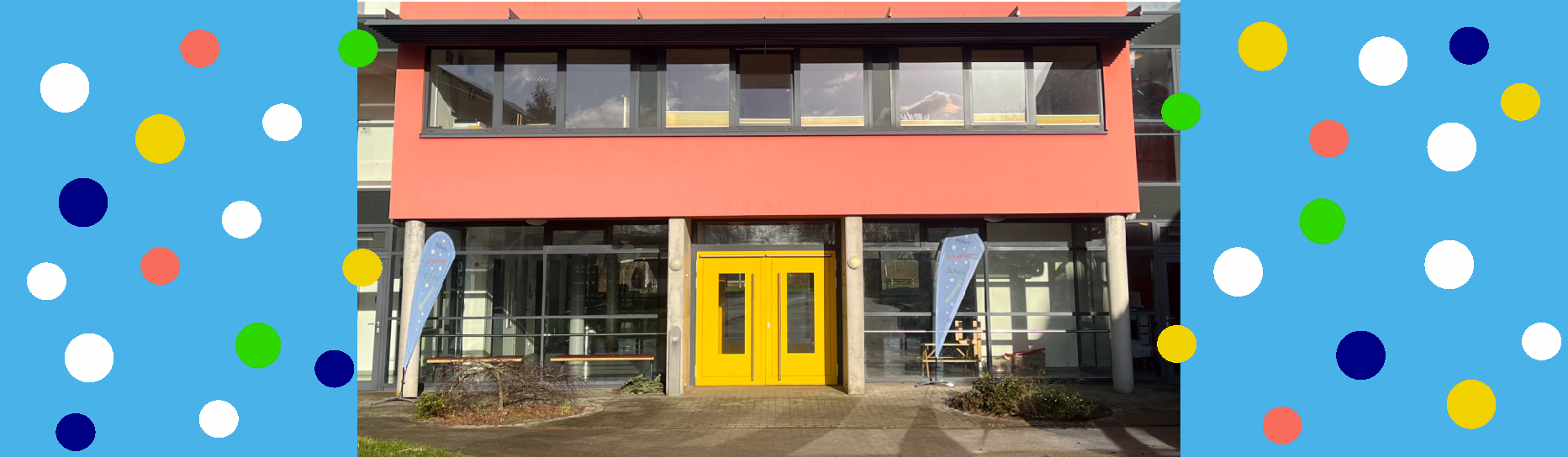 Haupteingang der Albert-Schweizer-Schule mit blauem Rand und bunten Punkten an der Seite
